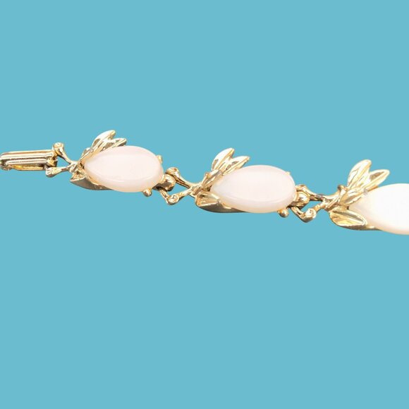 CORO Bracelet Gold Tone Leaf Link Oval Stone Unsigned Circa 1950s White Wedding - Picture 3 of 6